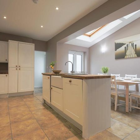 Spacious 4 Bedroom House- Walking Distance To City Centre & Great Backyard カーディフ エクステリア 写真