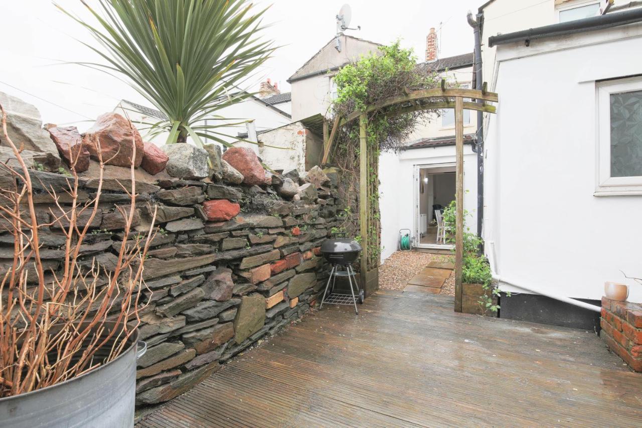 Spacious 4 Bedroom House- Walking Distance To City Centre & Great Backyard カーディフ エクステリア 写真