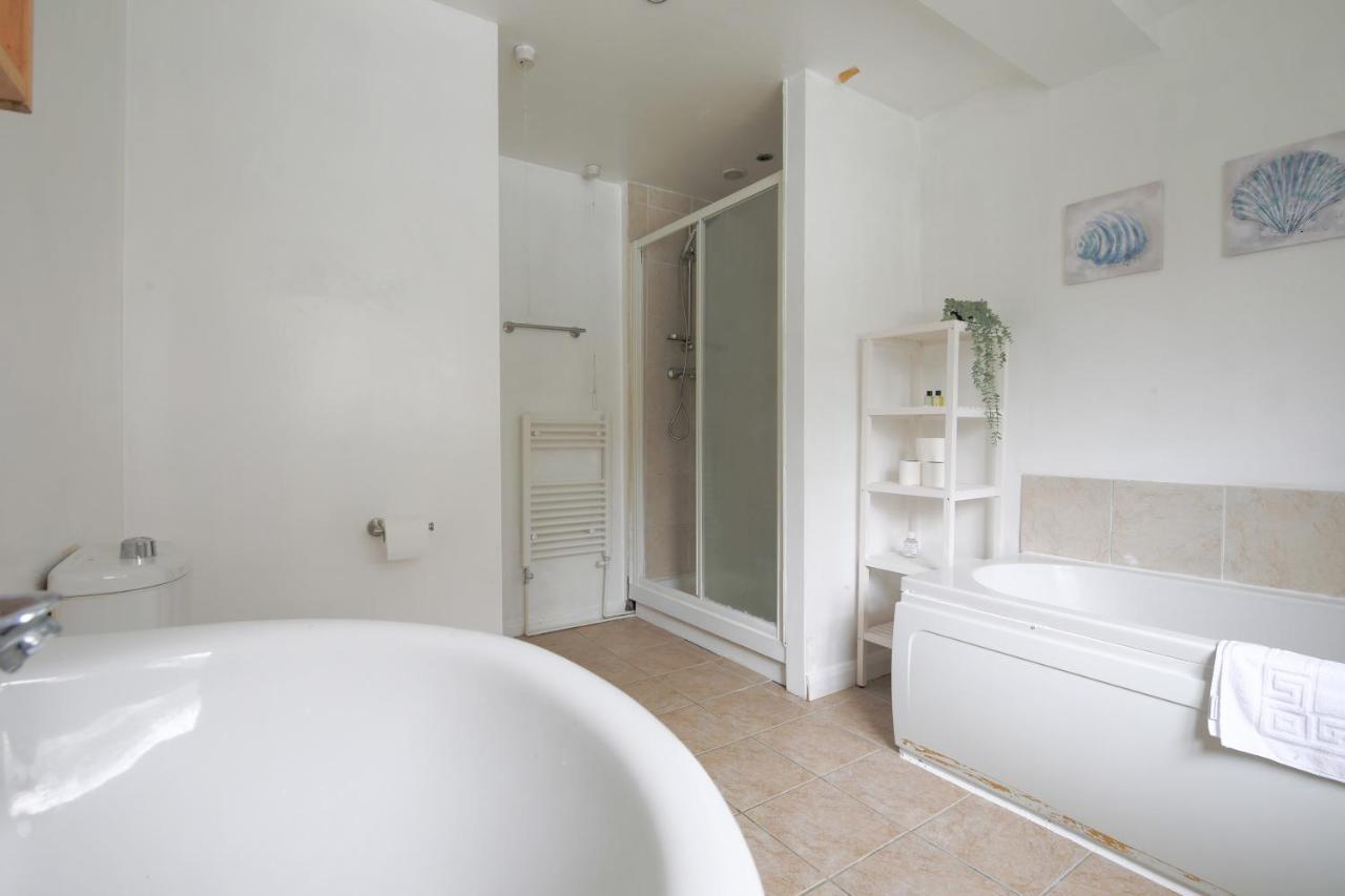Spacious 4 Bedroom House- Walking Distance To City Centre & Great Backyard カーディフ エクステリア 写真