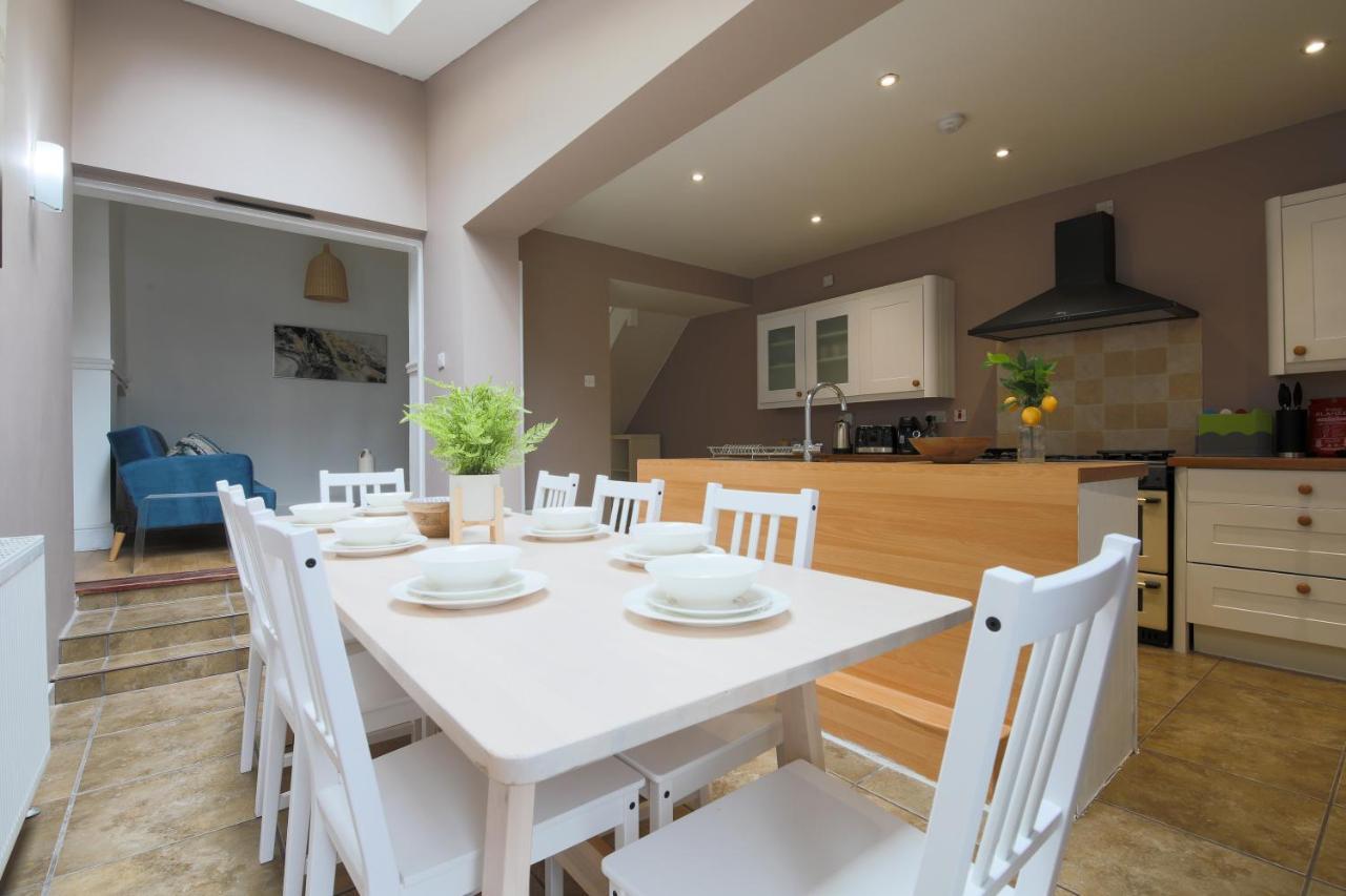 Spacious 4 Bedroom House- Walking Distance To City Centre & Great Backyard カーディフ エクステリア 写真