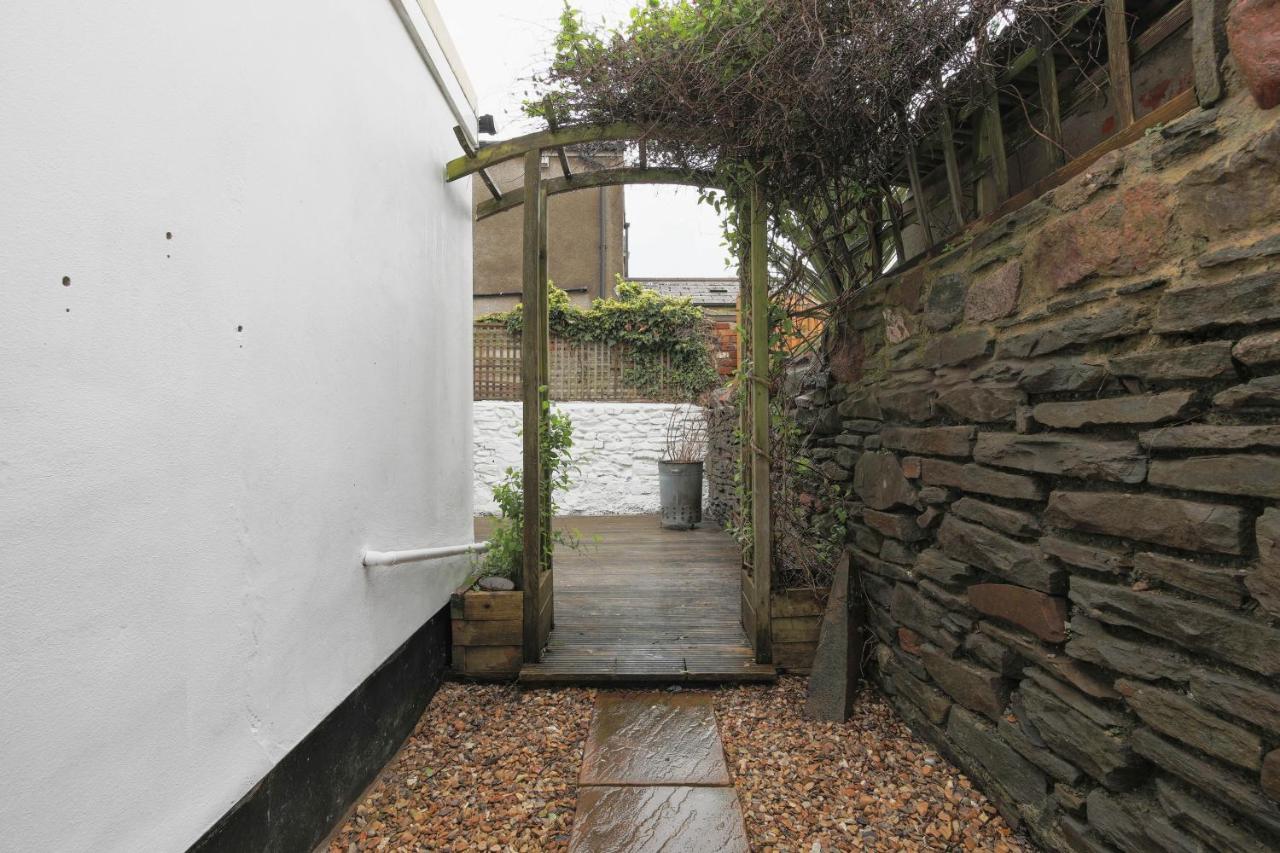 Spacious 4 Bedroom House- Walking Distance To City Centre & Great Backyard カーディフ エクステリア 写真