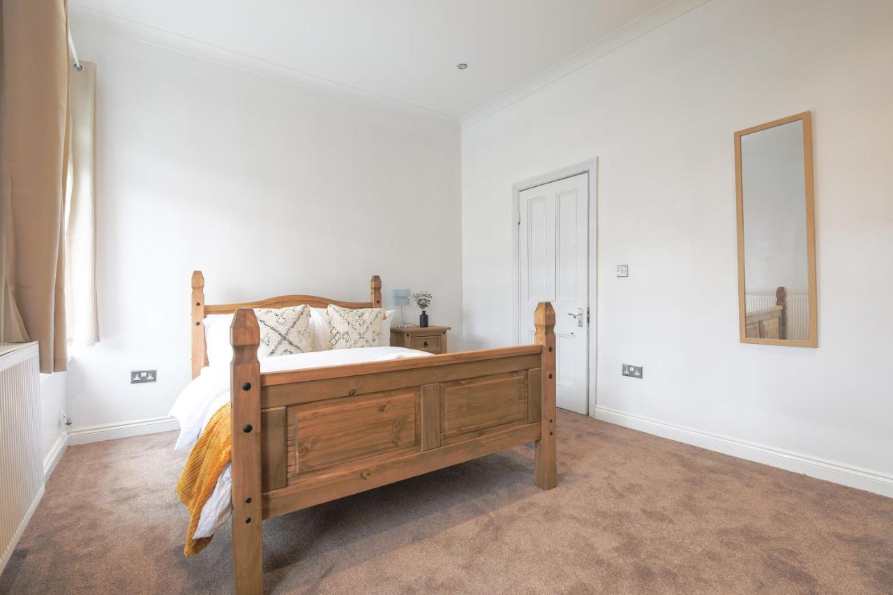 Spacious 4 Bedroom House- Walking Distance To City Centre & Great Backyard カーディフ エクステリア 写真