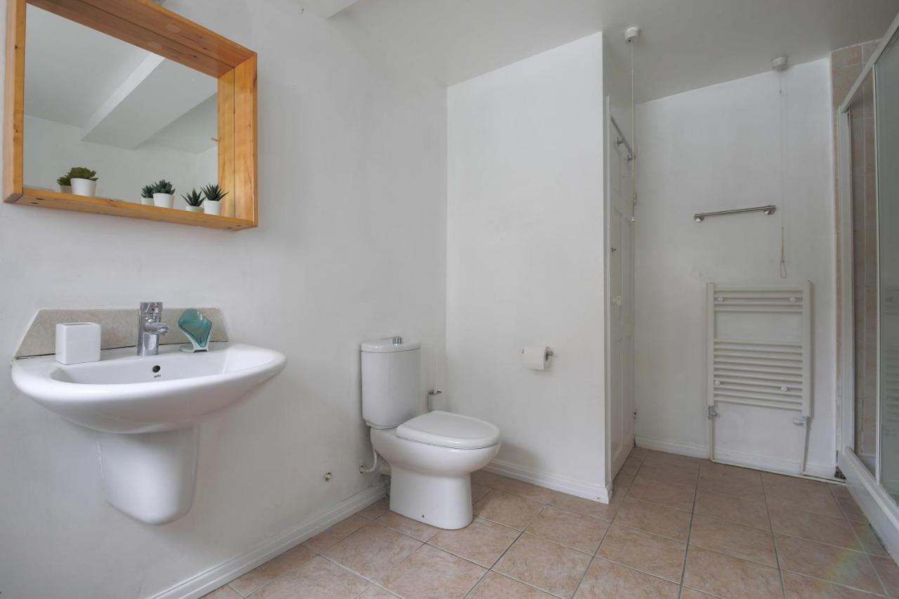 Spacious 4 Bedroom House- Walking Distance To City Centre & Great Backyard カーディフ エクステリア 写真