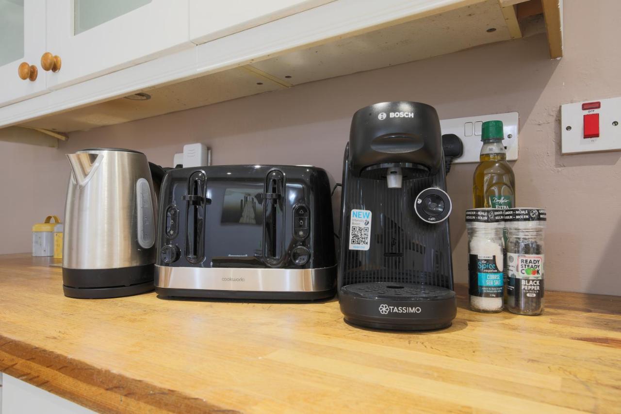 Spacious 4 Bedroom House- Walking Distance To City Centre & Great Backyard カーディフ エクステリア 写真