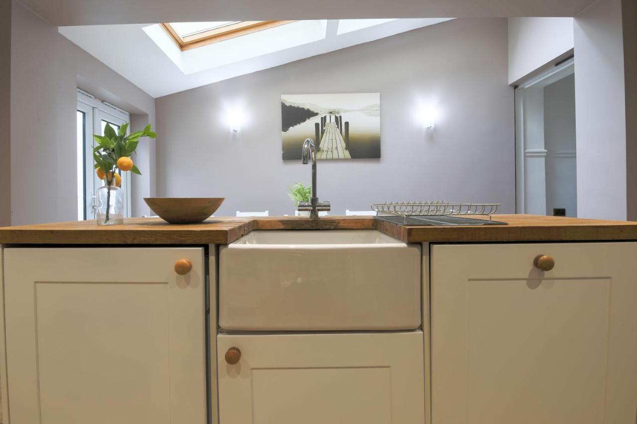 Spacious 4 Bedroom House- Walking Distance To City Centre & Great Backyard カーディフ エクステリア 写真
