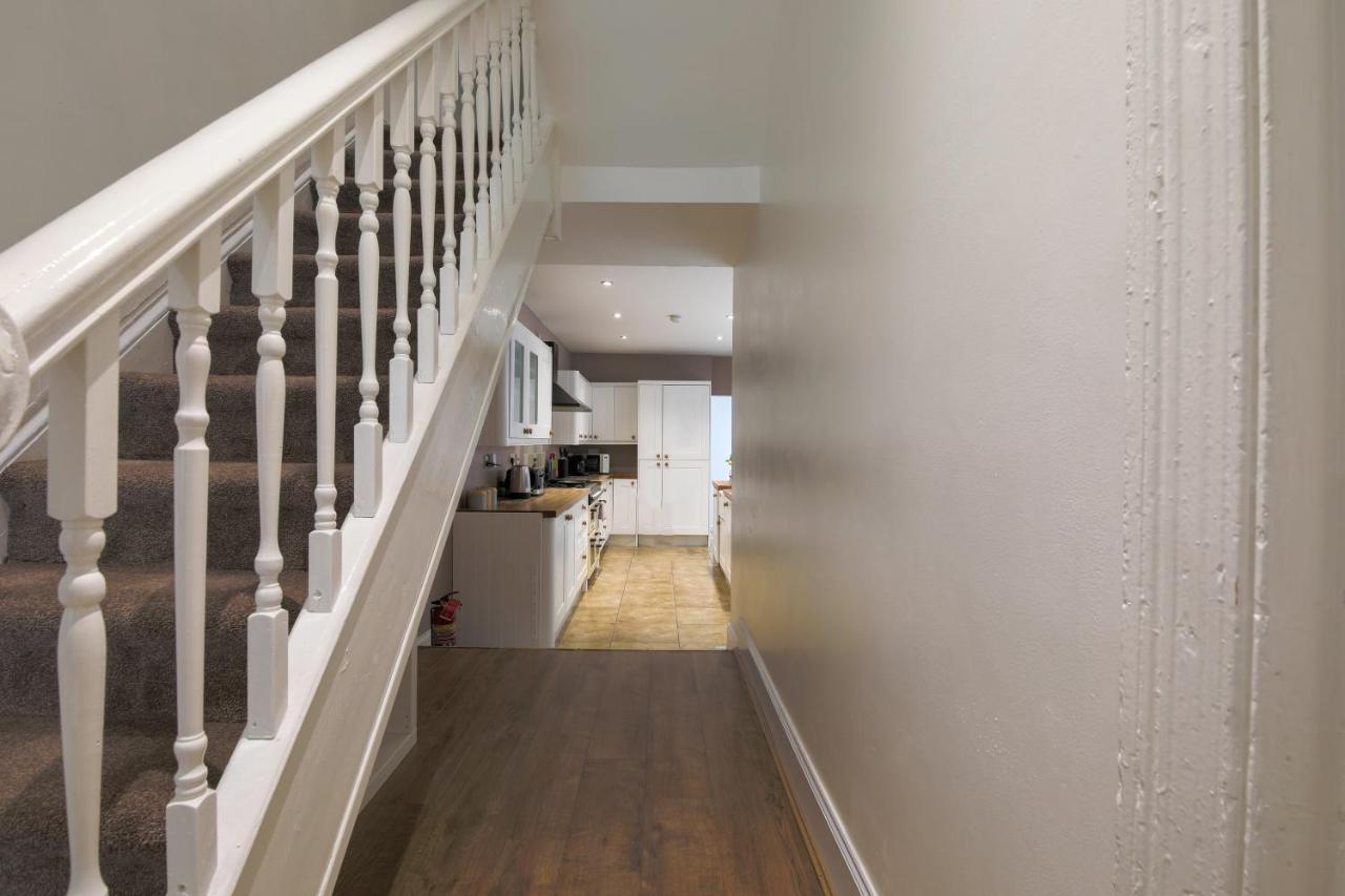 Spacious 4 Bedroom House- Walking Distance To City Centre & Great Backyard カーディフ エクステリア 写真