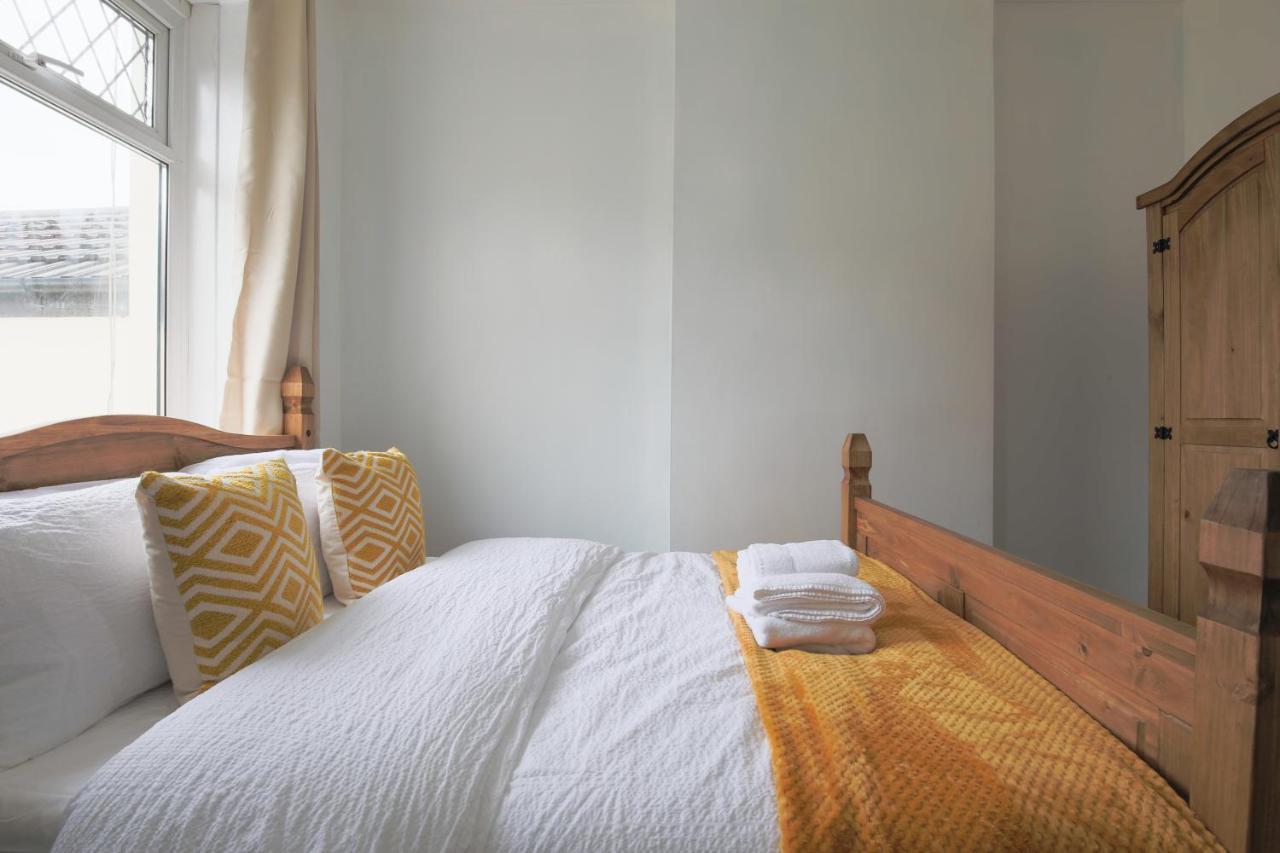 Spacious 4 Bedroom House- Walking Distance To City Centre & Great Backyard カーディフ エクステリア 写真