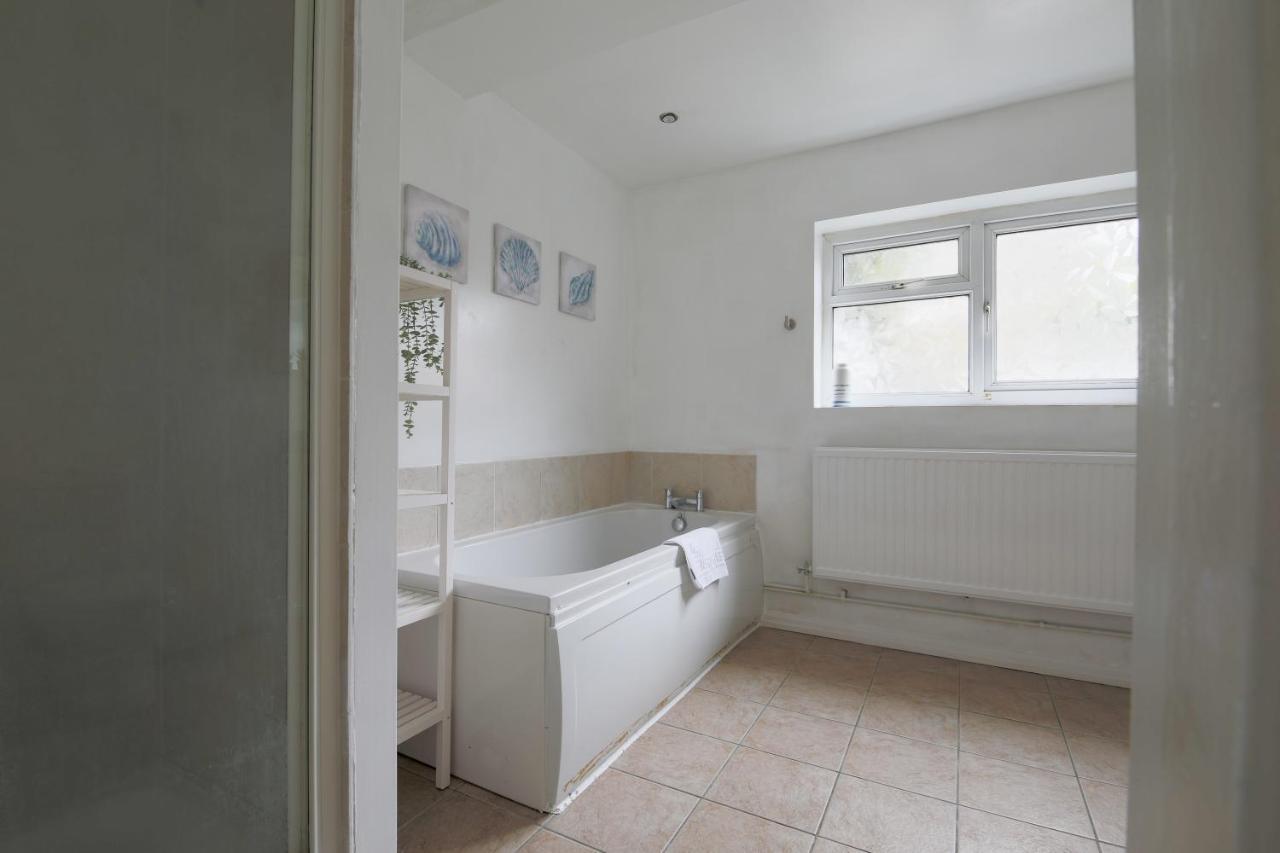 Spacious 4 Bedroom House- Walking Distance To City Centre & Great Backyard カーディフ エクステリア 写真