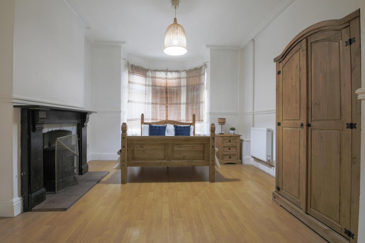 Spacious 4 Bedroom House- Walking Distance To City Centre & Great Backyard カーディフ エクステリア 写真