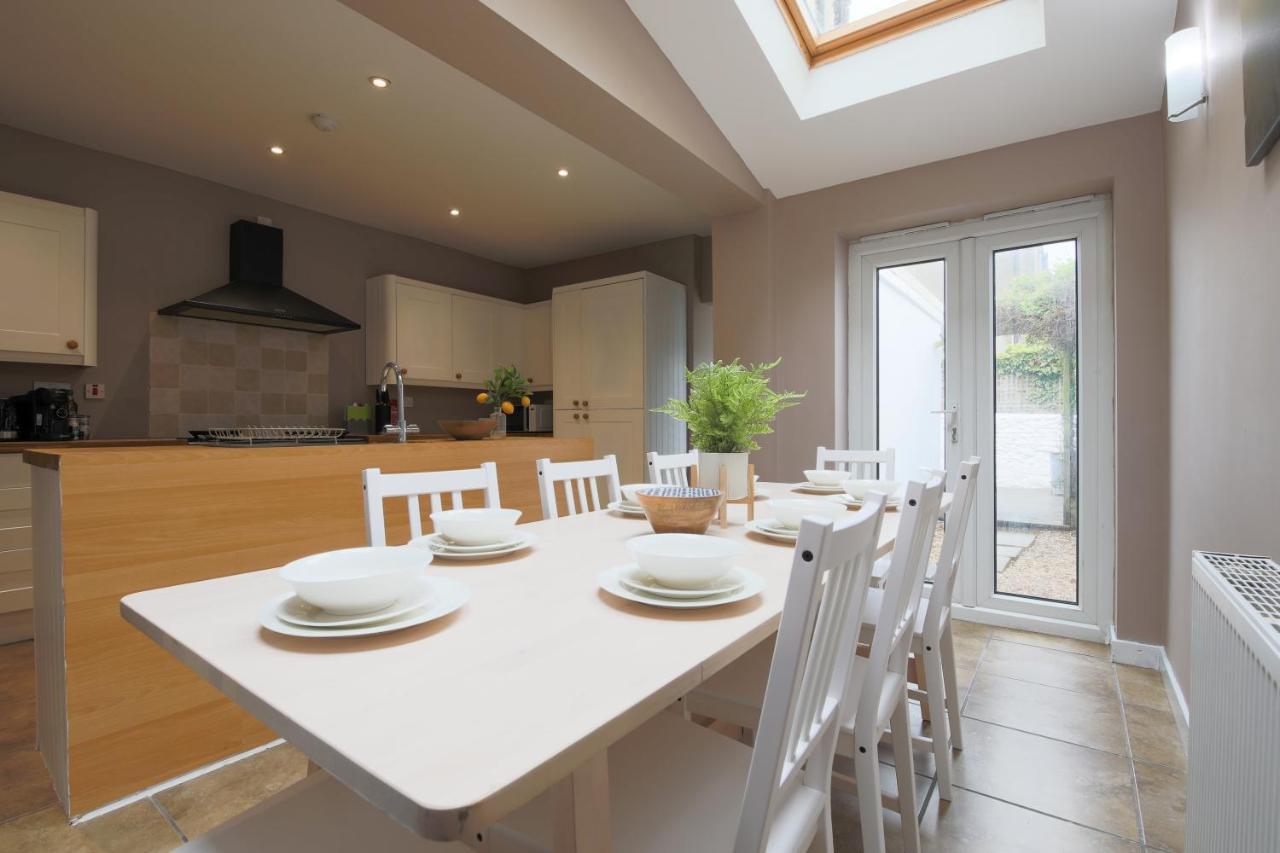 Spacious 4 Bedroom House- Walking Distance To City Centre & Great Backyard カーディフ エクステリア 写真