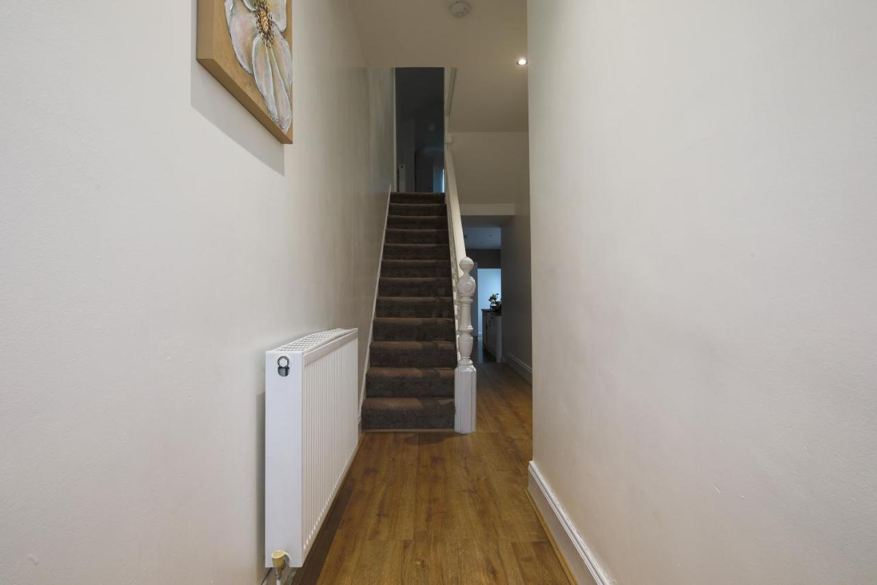 Spacious 4 Bedroom House- Walking Distance To City Centre & Great Backyard カーディフ エクステリア 写真