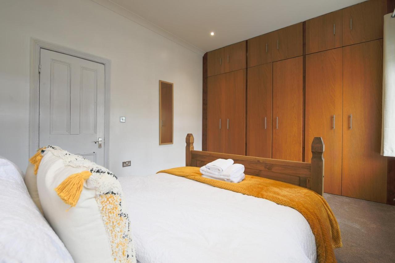 Spacious 4 Bedroom House- Walking Distance To City Centre & Great Backyard カーディフ エクステリア 写真