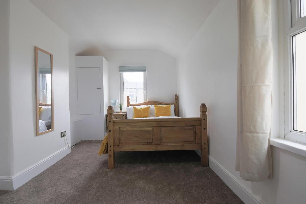 Spacious 4 Bedroom House- Walking Distance To City Centre & Great Backyard カーディフ エクステリア 写真