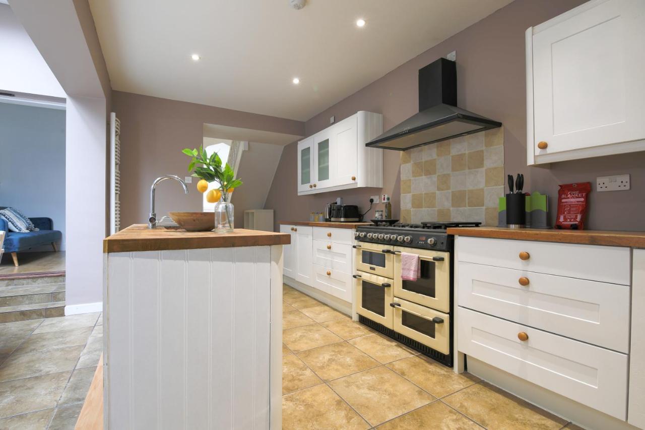 Spacious 4 Bedroom House- Walking Distance To City Centre & Great Backyard カーディフ エクステリア 写真