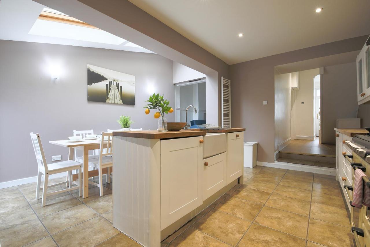 Spacious 4 Bedroom House- Walking Distance To City Centre & Great Backyard カーディフ エクステリア 写真