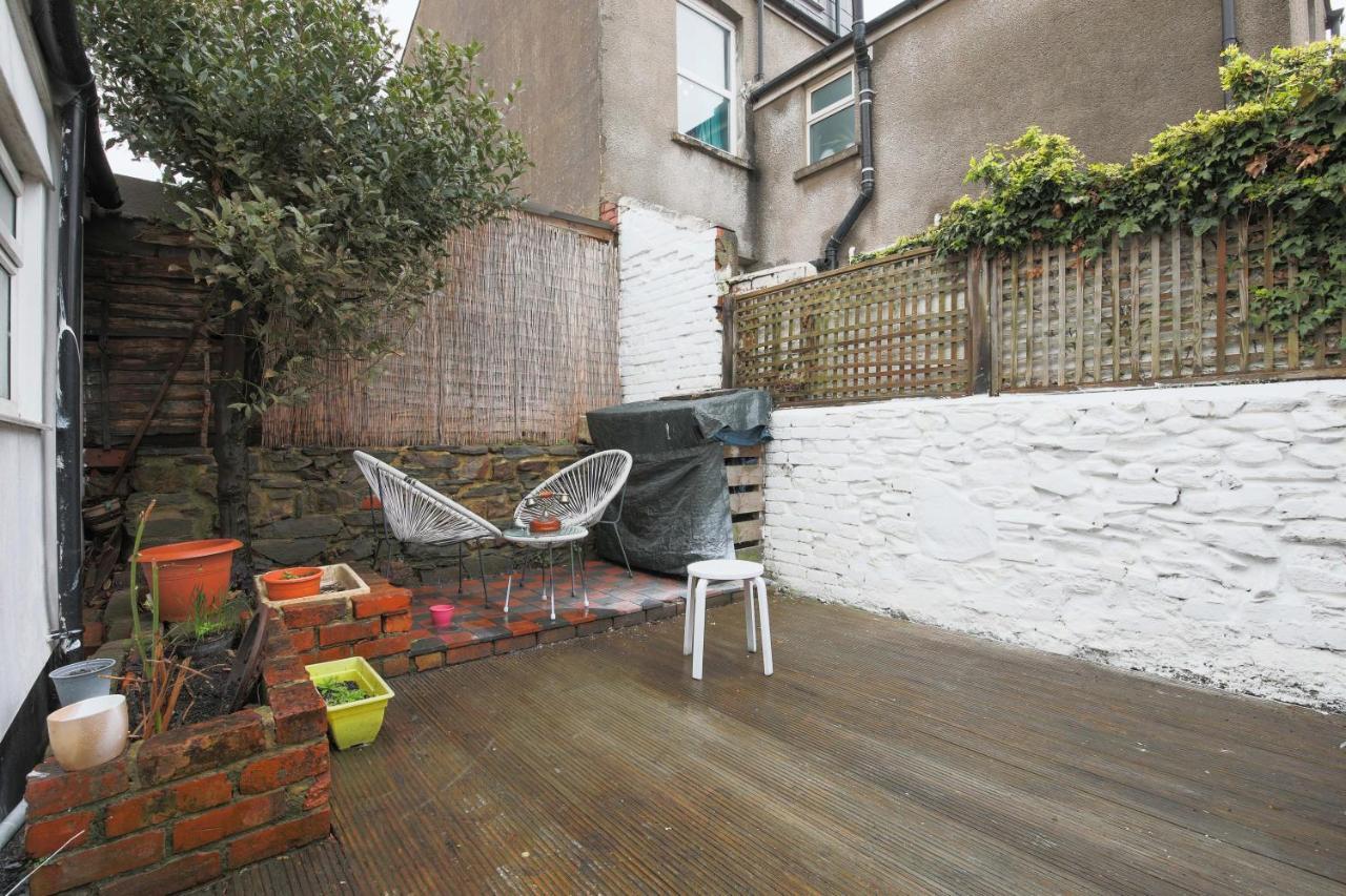 Spacious 4 Bedroom House- Walking Distance To City Centre & Great Backyard カーディフ エクステリア 写真