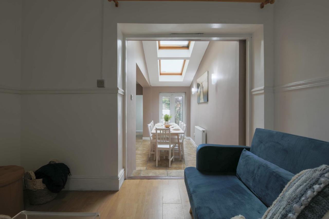 Spacious 4 Bedroom House- Walking Distance To City Centre & Great Backyard カーディフ エクステリア 写真