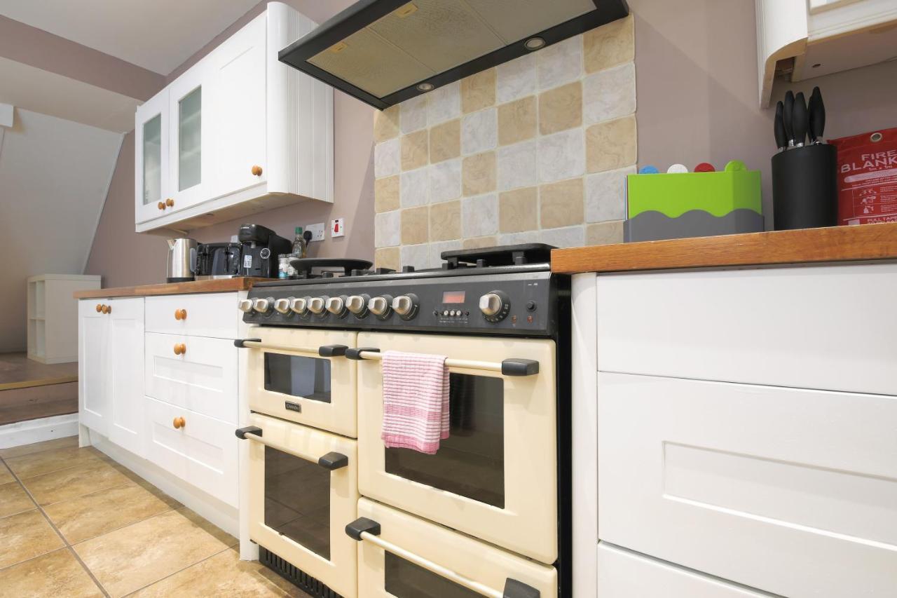 Spacious 4 Bedroom House- Walking Distance To City Centre & Great Backyard カーディフ エクステリア 写真