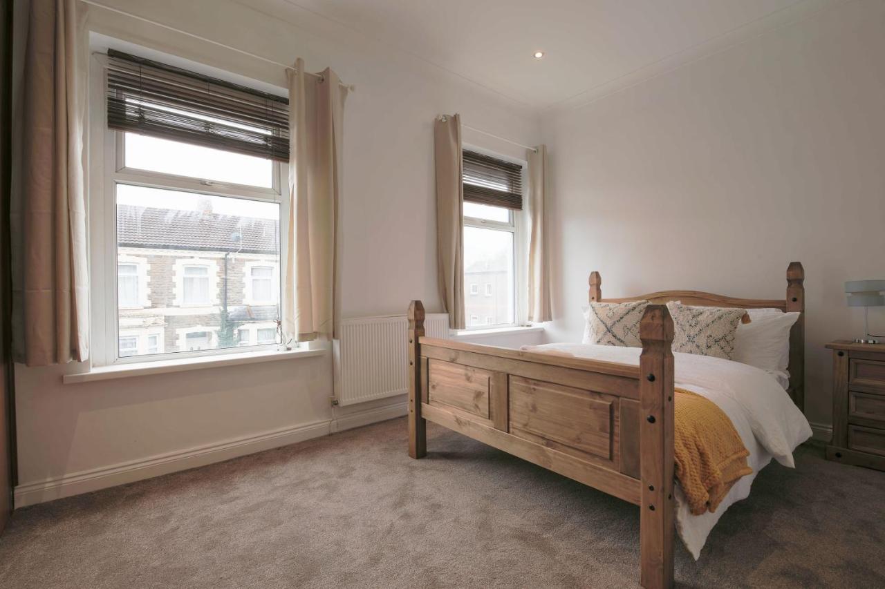 Spacious 4 Bedroom House- Walking Distance To City Centre & Great Backyard カーディフ エクステリア 写真
