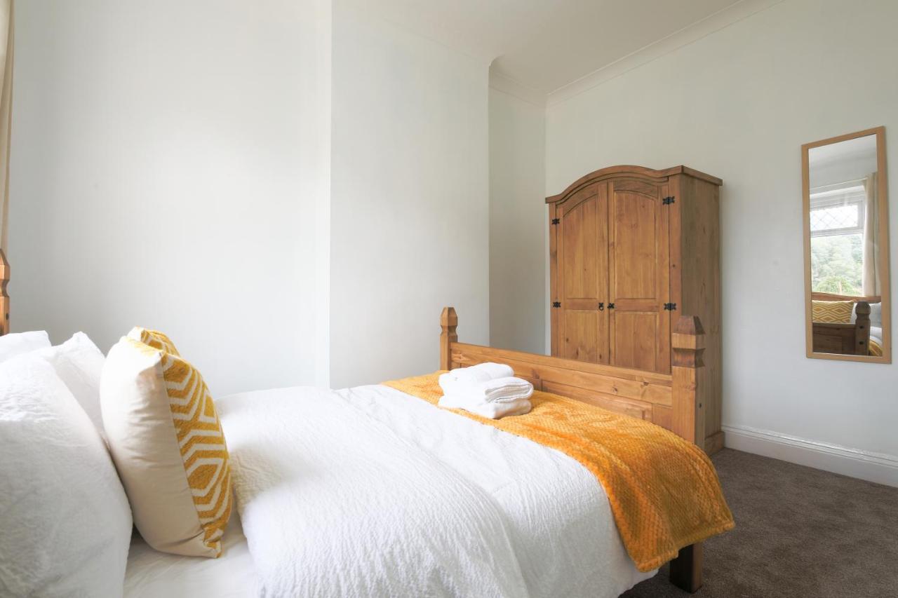 Spacious 4 Bedroom House- Walking Distance To City Centre & Great Backyard カーディフ エクステリア 写真