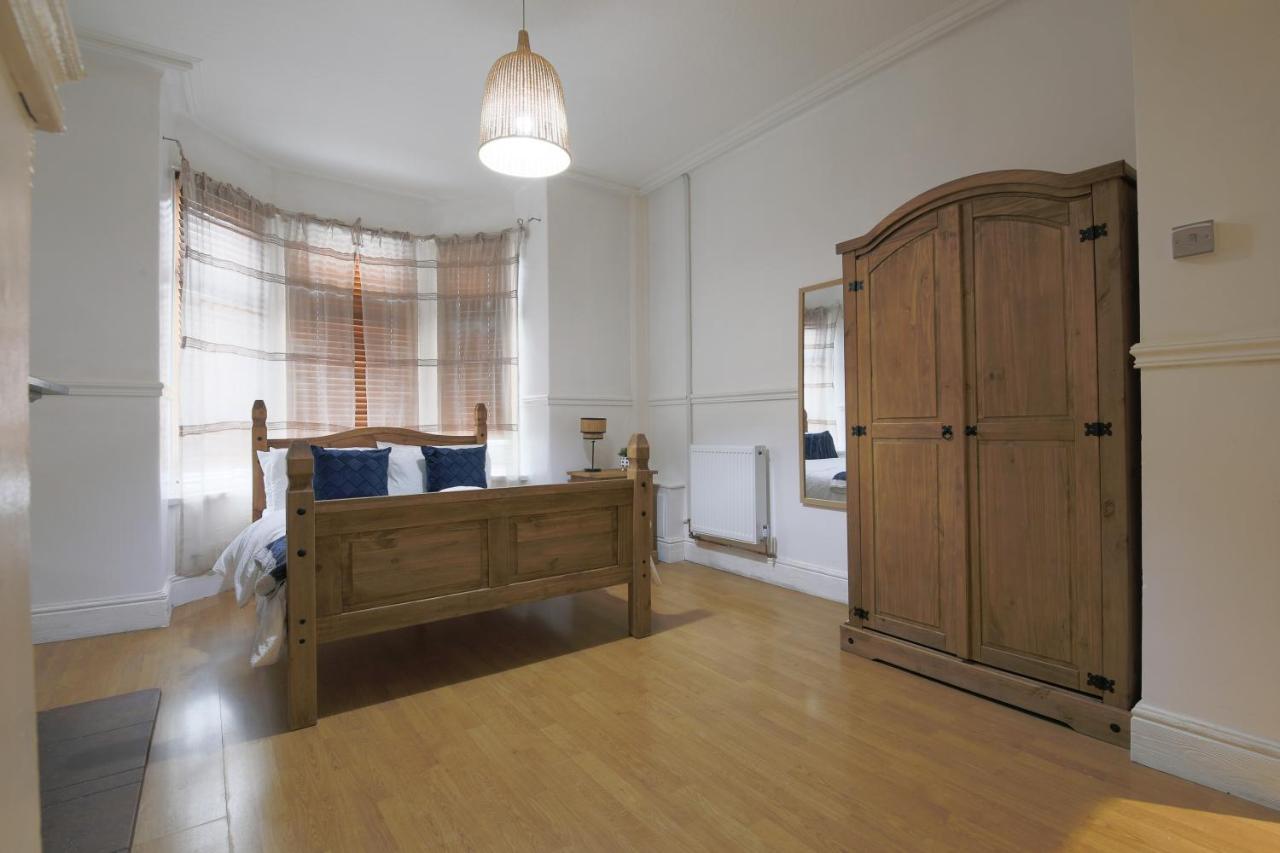 Spacious 4 Bedroom House- Walking Distance To City Centre & Great Backyard カーディフ エクステリア 写真