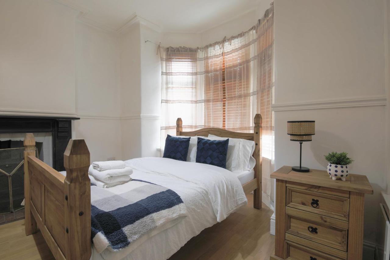 Spacious 4 Bedroom House- Walking Distance To City Centre & Great Backyard カーディフ エクステリア 写真