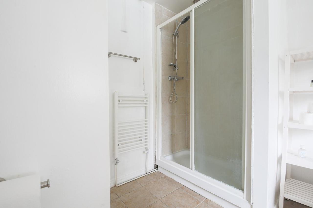 Spacious 4 Bedroom House- Walking Distance To City Centre & Great Backyard カーディフ エクステリア 写真