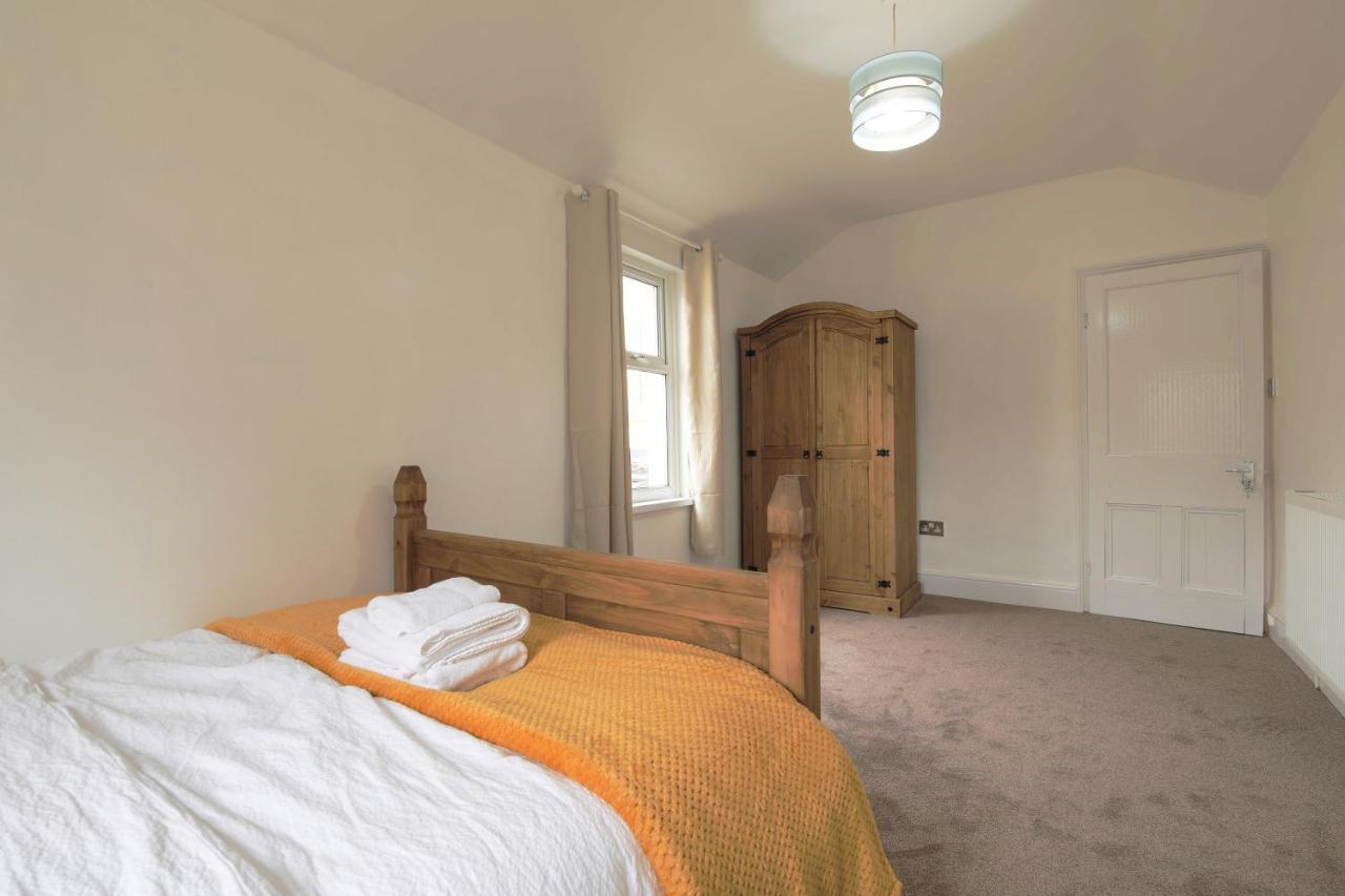 Spacious 4 Bedroom House- Walking Distance To City Centre & Great Backyard カーディフ エクステリア 写真