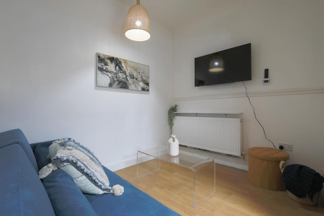 Spacious 4 Bedroom House- Walking Distance To City Centre & Great Backyard カーディフ エクステリア 写真