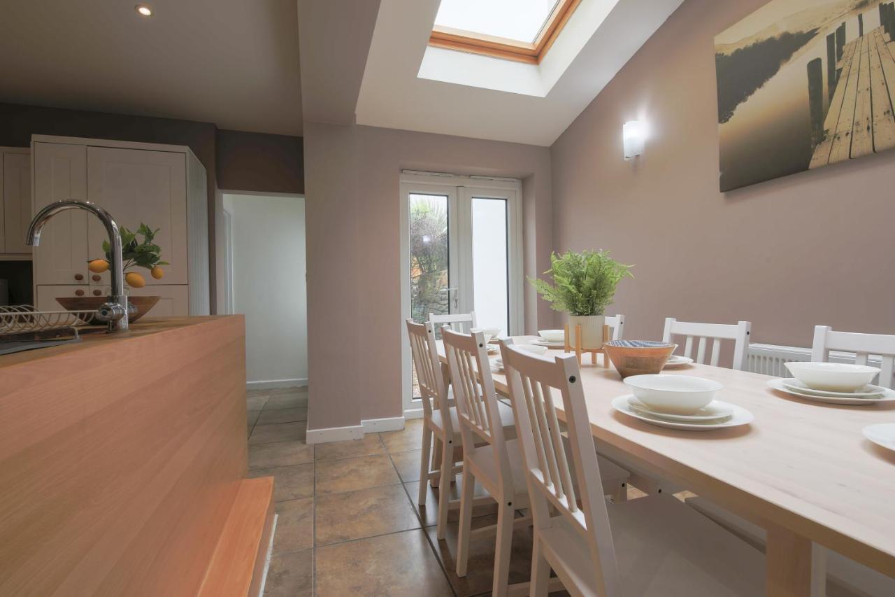 Spacious 4 Bedroom House- Walking Distance To City Centre & Great Backyard カーディフ エクステリア 写真